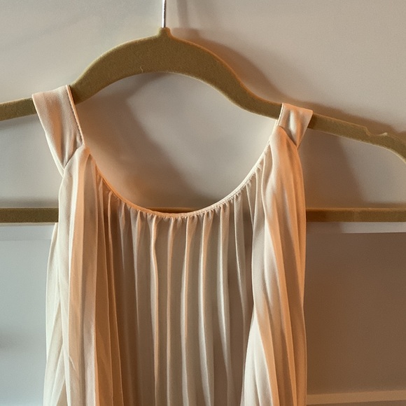 Cream pleated short dress - Picture 2 of 3